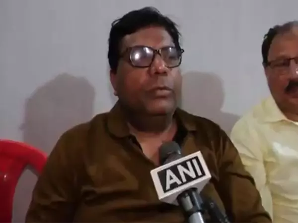Kanpur के पिता ने पहलगाम आतंकी हमले में बेटे की दुखद मौत की कहानी सुनाई Kanpur के पिता ने पहलगाम आतंकी हमले में बेटे की दुखद मौत की कहानी सुनाई