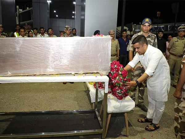 पहलगाम आतंकी हमले के पीड़ितों के पार्थिव शरीर उनके गृहनगर पहुंचे, CM Patel ने अनुग्रह राशि की घोषणा की पहलगाम आतंकी हमले के पीड़ितों के पार्थिव शरीर उनके गृहनगर पहुंचे, CM Patel ने अनुग्रह राशि की घोषणा की