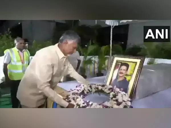 Andhra CM ने पहलगाम आतंकी हमले के पीड़ित को अंतिम श्रद्धांजलि दी Andhra CM ने पहलगाम आतंकी हमले के पीड़ित को अंतिम श्रद्धांजलि दी