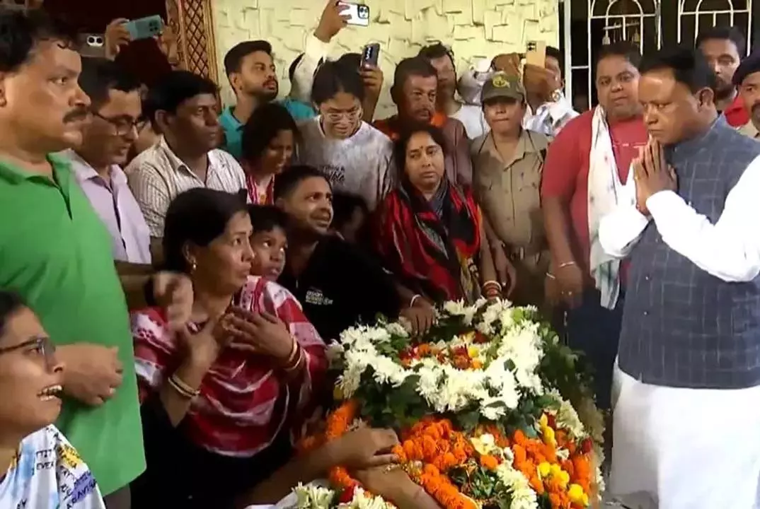 Odisha CM : मृतक की पत्नी को 20 लाख रुपये की अनुग्रह राशि और नौकरी देने की घोषणा की Odisha CM : मृतक की पत्नी को 20 लाख रुपये की अनुग्रह राशि और नौकरी देने की घोषणा की