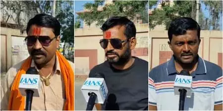 अटारी बॉर्डर देखने पहुंचे पर्यटकों ने कहा- मोदी सरकार का फैसला सही अटारी बॉर्डर देखने पहुंचे पर्यटकों ने कहा- मोदी सरकार का फैसला सही