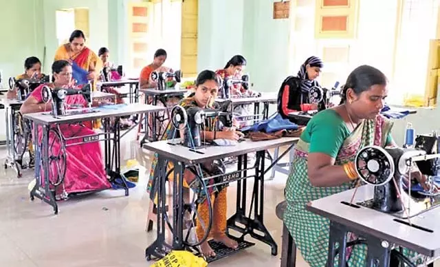Andhra सरकार ने अमरावती में भूमिहीन गरीबों के लिए कौशल विकास पहल शुरू की Andhra सरकार ने अमरावती में भूमिहीन गरीबों के लिए कौशल विकास पहल शुरू की