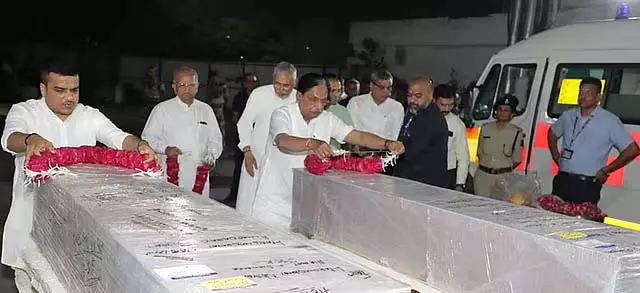 पहलगाम हमला: 3 पर्यटकों के शव गुजरात पहुंचे पहलगाम हमला: 3 पर्यटकों के शव गुजरात पहुंचे