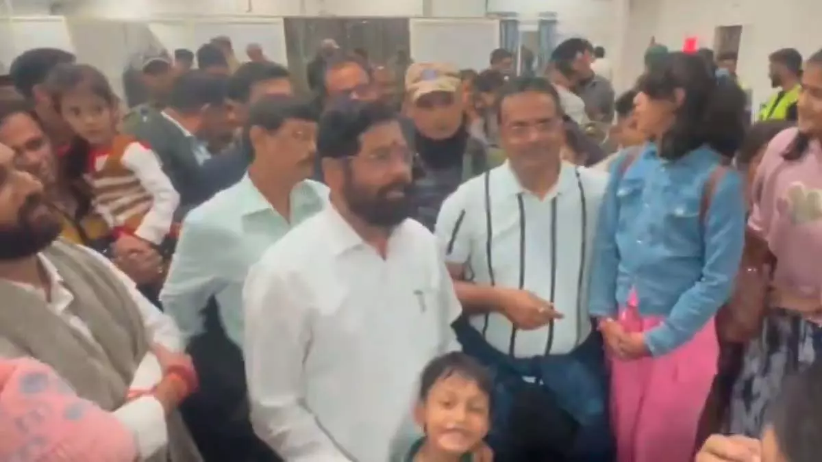 उपमुख्यमंत्री श्रीनगर पहुंचे, महाराष्ट्र के फंसे पर्यटकों को पूर्ण सहायता का आश्वासन दिया उपमुख्यमंत्री श्रीनगर पहुंचे, महाराष्ट्र के फंसे पर्यटकों को पूर्ण सहायता का आश्वासन दिया
