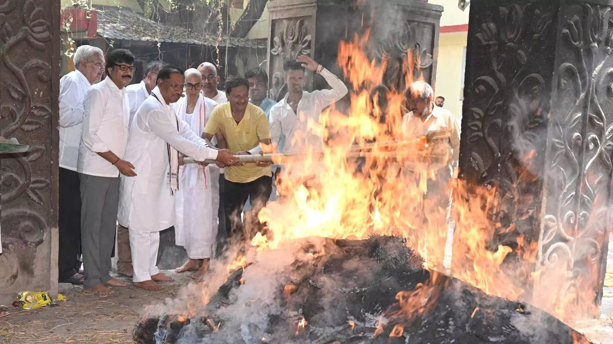 दिनेश मिरानिया को बेटे शौर्य ने दी मुखाग्नि दिनेश मिरानिया को बेटे शौर्य ने दी मुखाग्नि