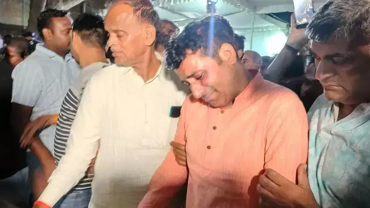 Kanpur: शुभम की शहादत पर शोक में डूबा परिवार, सीएम योगी देंगे अंतिम विदाई Kanpur: शुभम की शहादत पर शोक में डूबा परिवार, सीएम योगी देंगे अंतिम विदाई