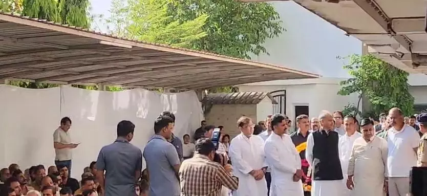 Pahalgam Terror Attack: नीरज को दी गई अंतिम विदाई, श्रद्धांजलि देने पहुंचे सीएम Pahalgam Terror Attack: नीरज को दी गई अंतिम विदाई, श्रद्धांजलि देने पहुंचे सीएम
