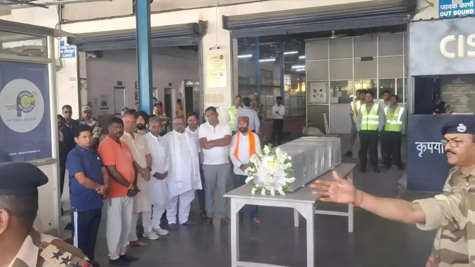 IB अधिकारी मनीष रंजन का पार्थिव शरीर रांची पहुंचा, शोक की लहर IB अधिकारी मनीष रंजन का पार्थिव शरीर रांची पहुंचा, शोक की लहर