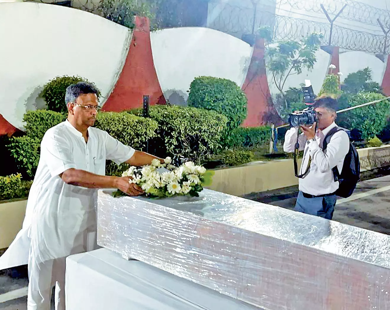 Kolkata: बंगाल के दो पर्यटकों के शव कोलकाता पहुंचे, परिजनों में मचा कोहराम Kolkata: बंगाल के दो पर्यटकों के शव कोलकाता पहुंचे, परिजनों में मचा कोहराम