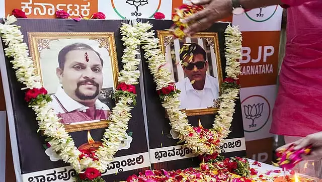 पहलगाम आतंकी हमला: कर्नाटक के 5,000 से अधिक पर्यटकों ने जम्मू-कश्मीर दौरा रद्द किया पहलगाम आतंकी हमला: कर्नाटक के 5,000 से अधिक पर्यटकों ने जम्मू-कश्मीर दौरा रद्द किया