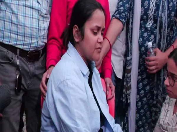 Pahalgam terrorist attack के पीड़ित की पत्नी ने भयावह घटना को याद किया Pahalgam terrorist attack के पीड़ित की पत्नी ने भयावह घटना को याद किया