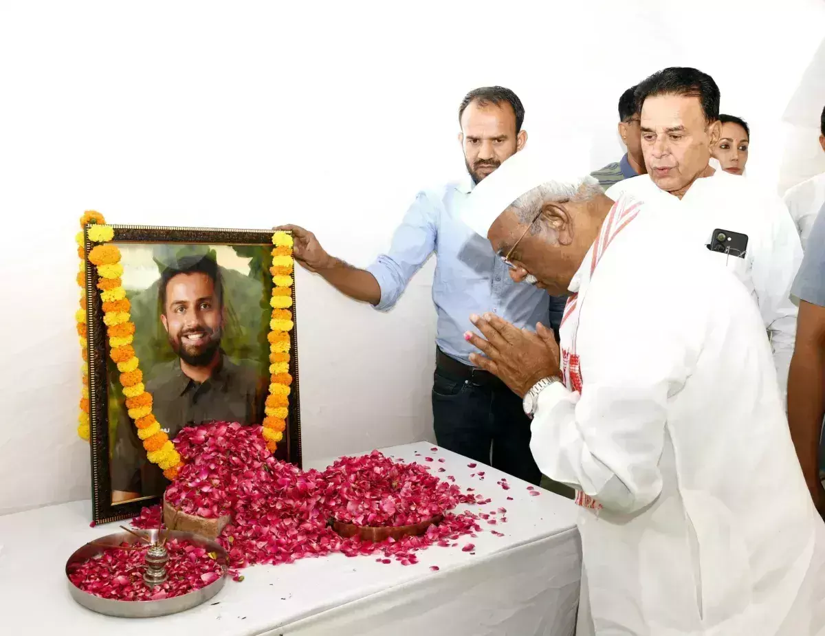 Jaipur: नीरज के घर पहुंचे राज्यपाल हरिभाऊ बाग, पुष्पांजलि अर्पित कर दी श्रद्धांजलि Jaipur: नीरज के घर पहुंचे राज्यपाल हरिभाऊ बाग, पुष्पांजलि अर्पित कर दी श्रद्धांजलि