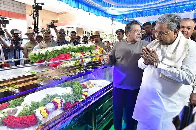 177 कन्नड़ लोगों को बचाया गया: CM सिद्धारमैया भारत भूषण के घर पहुंचे 177 कन्नड़ लोगों को बचाया गया: CM सिद्धारमैया भारत भूषण के घर पहुंचे