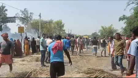 स्कूटी में रखे बारूद में विस्फोट, दो झुलसे, आसपास के दो घरों में लगी आग स्कूटी में रखे बारूद में विस्फोट, दो झुलसे, आसपास के दो घरों में लगी आग