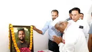 Jaipur: राज्यपाल ने नीरज के घर पहुंचकर पुष्पांजलि अर्पित की Jaipur: राज्यपाल ने नीरज के घर पहुंचकर पुष्पांजलि अर्पित की