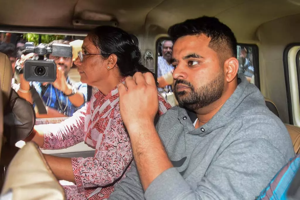 हमें इस जज पर भरोसा नहीं: प्रज्वल रेवन्ना के वकीलों का आरोप हमें इस जज पर भरोसा नहीं: प्रज्वल रेवन्ना के वकीलों का आरोप