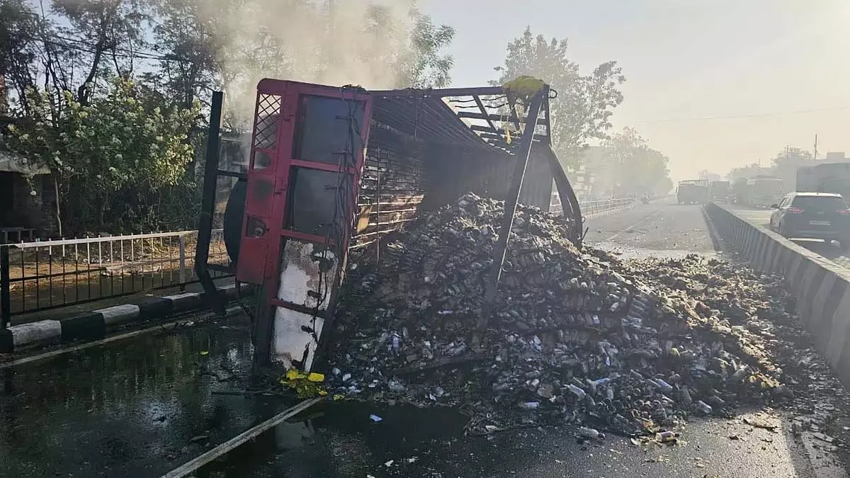 भोपाल-इंदौर हाईवे पर शराब से भरा ट्रक पलटने से ड्राइवर की मौत, ट्रक में लगी आग भोपाल-इंदौर हाईवे पर शराब से भरा ट्रक पलटने से ड्राइवर की मौत, ट्रक में लगी आग