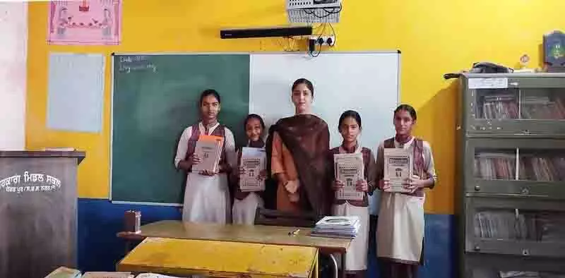 Punjab: गांव के स्कूल में आधुनिक सुविधाओं के बावजूद सिर्फ 4 छात्र, एक शिक्षक Punjab: गांव के स्कूल में आधुनिक सुविधाओं के बावजूद सिर्फ 4 छात्र, एक शिक्षक