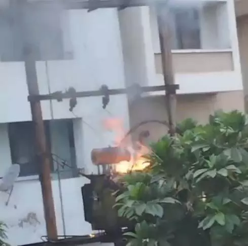 गली अंदर ट्रांसफार्मर में लगी आग, लोग सहमे गली अंदर ट्रांसफार्मर में लगी आग, लोग सहमे