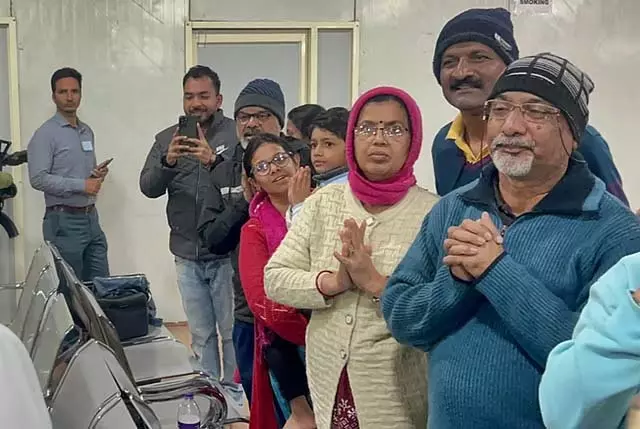 Pahalgam : 65 पर्यटक मुंबई पहुंचे Pahalgam : 65 पर्यटक मुंबई पहुंचे