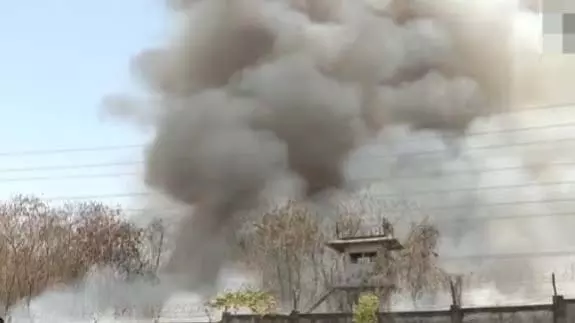 भोपाल में BHEL परिसर में लगी भीषण आग, आग बुझाने के लिए दमकलकर्मी पहुंचे भोपाल में BHEL परिसर में लगी भीषण आग, आग बुझाने के लिए दमकलकर्मी पहुंचे