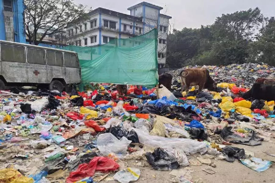 Alipurduar जिला अस्पताल में दशकों पुराने कचरे के निपटान के लिए स्वास्थ्य विभाग ने शुरू की पहल Alipurduar जिला अस्पताल में दशकों पुराने कचरे के निपटान के लिए स्वास्थ्य विभाग ने शुरू की पहल