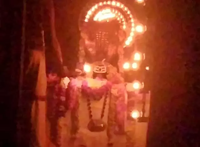 सूर्य द्वारा नागेश्वर स्वामी की पूजा का चमत्कारी दृश्य: लिंगम स्वर्णिम प्रकाश से चमक उठा सूर्य द्वारा नागेश्वर स्वामी की पूजा का चमत्कारी दृश्य: लिंगम स्वर्णिम प्रकाश से चमक उठा