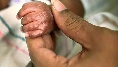 Mumbai : मां के बालकनी में फिसलने से 7 महीने के बच्चे की 21वीं मंजिल से गिरकर मौत हो गई Mumbai : मां के बालकनी में फिसलने से 7 महीने के बच्चे की 21वीं मंजिल से गिरकर मौत हो गई