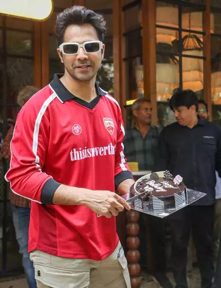 वरुण धवन ने प्रशंसकों संग मनाया जन्मदिन का जश्न, बोले- मेरा दिन वाकई अच्छा गया वरुण धवन ने प्रशंसकों संग मनाया जन्मदिन का जश्न, बोले- मेरा दिन वाकई अच्छा गया