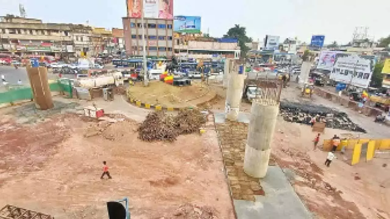 Karnataka: चेन्नम्मा सर्किल पर निर्माण कार्य के कारण यातायात में भारी व्यवधान Karnataka: चेन्नम्मा सर्किल पर निर्माण कार्य के कारण यातायात में भारी व्यवधान