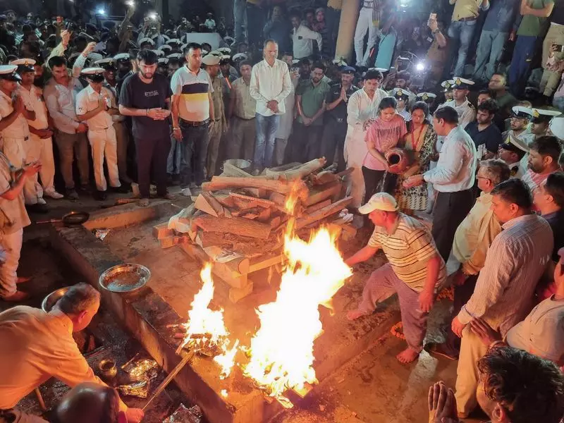 Haryana : नौसेना अधिकारी विनय नरवाल को उनकी पत्नी ने नम आंखों से अंतिम विदाई दी Haryana : नौसेना अधिकारी विनय नरवाल को उनकी पत्नी ने नम आंखों से अंतिम विदाई दी
