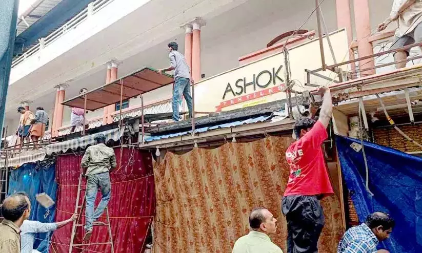 गुरुवायुर मंदिर परिसर से अतिक्रमण हटाया गया गुरुवायुर मंदिर परिसर से अतिक्रमण हटाया गया