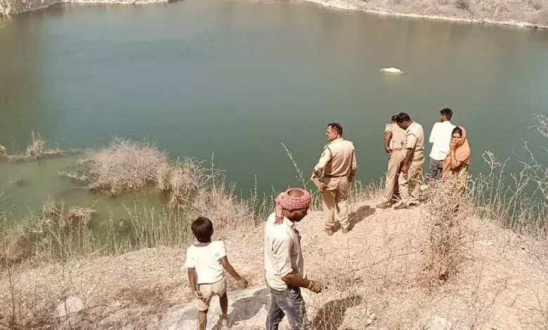 Sonbhadra में बंद खदान से मिला शव, मचा हड़कंप Sonbhadra में बंद खदान से मिला शव, मचा हड़कंप