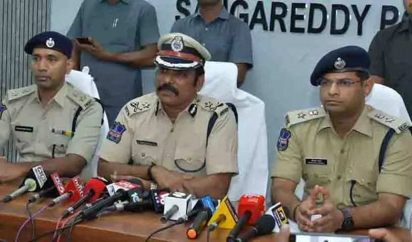 संगारेड्डी मंदिर में बंदरों ने शिव की मूर्ति को नुकसान पहुंचाया: IG संगारेड्डी मंदिर में बंदरों ने शिव की मूर्ति को नुकसान पहुंचाया: IG