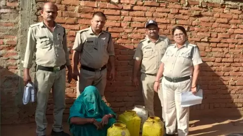 Rewa में महुआ माफिया पर पुलिस की बड़ी कार्रवाई, लाखों की शराब जब्त Rewa में महुआ माफिया पर पुलिस की बड़ी कार्रवाई, लाखों की शराब जब्त