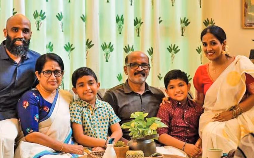 Kerala : भारी मन और आंसुओं से भरी आंखों के साथ एडाप्पल्ली के लोगों ने रामचंद्रन के पार्थिव शरीर को ग्रहण किया Kerala : भारी मन और आंसुओं से भरी आंखों के साथ एडाप्पल्ली के लोगों ने रामचंद्रन के पार्थिव शरीर को ग्रहण किया