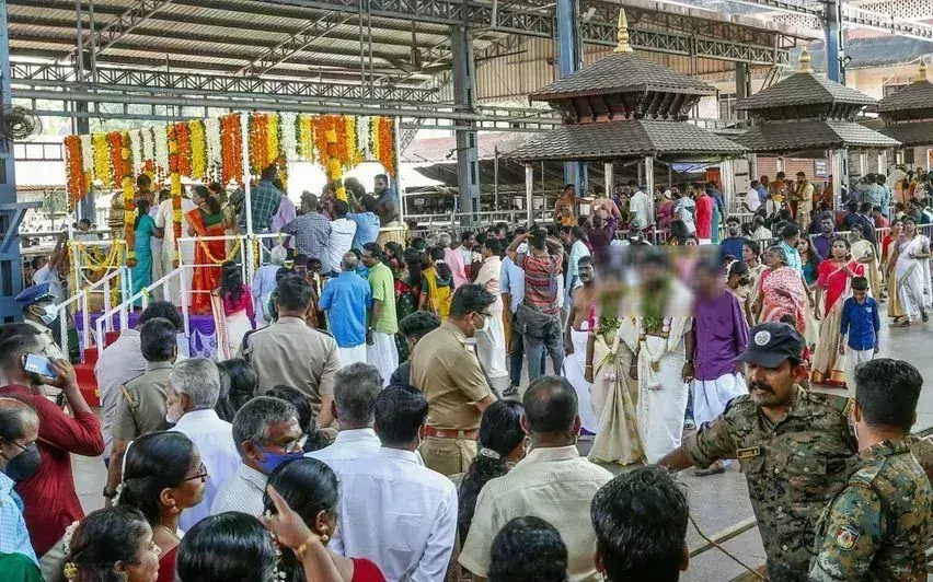 Kerala : गुरुवायुर में शादी के तुरंत बाद दुल्हन ने गरीब लड़की को सोना और ₹4.5 लाख दान किए Kerala : गुरुवायुर में शादी के तुरंत बाद दुल्हन ने गरीब लड़की को सोना और ₹4.5 लाख दान किए