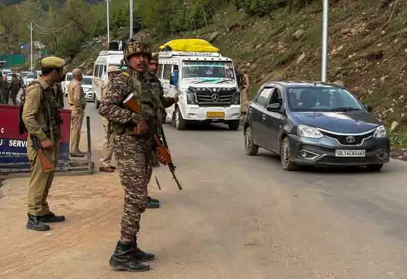 Pahalgam आतंकी हमले की निंदा करने के लिए छात्र और स्थानीय लोग एकजुट हुए Pahalgam आतंकी हमले की निंदा करने के लिए छात्र और स्थानीय लोग एकजुट हुए