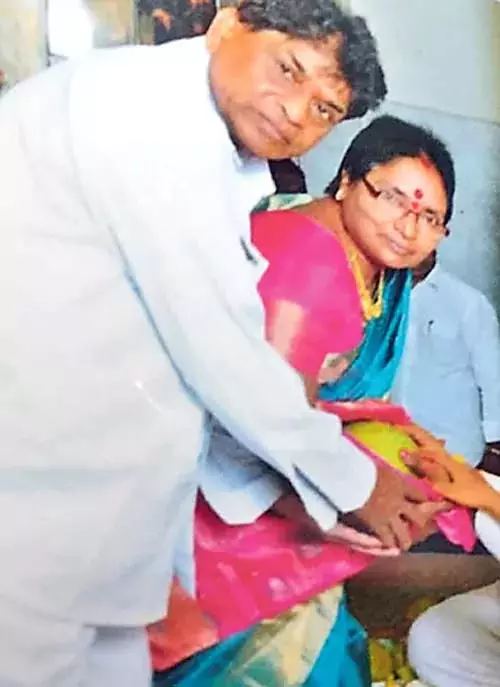 Andhra : जिले के कावली निवासी सोमीसेट्टी मधुसूदन राव के माता-पिता की हालत दयनीय Andhra : जिले के कावली निवासी सोमीसेट्टी मधुसूदन राव के माता-पिता की हालत दयनीय