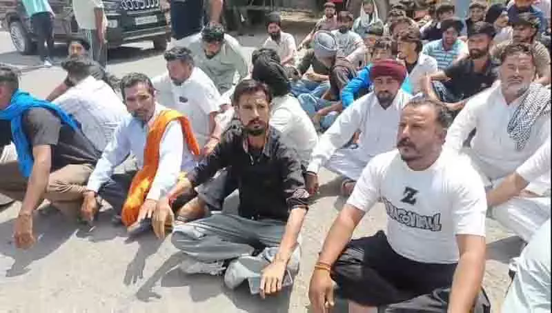 Nalagarh में महिला की रहस्यमयी मौत पर परिजनों ने किया प्रदर्शन Nalagarh में महिला की रहस्यमयी मौत पर परिजनों ने किया प्रदर्शन