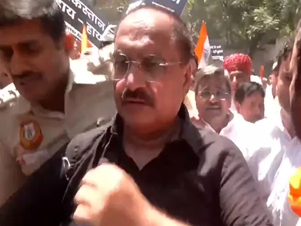 पहलगाम आतंकी हमला: पाकिस्तान उच्चायोग के पास प्रदर्शन करने पर दिल्ली BJP अध्यक्ष हिरासत में पहलगाम आतंकी हमला: पाकिस्तान उच्चायोग के पास प्रदर्शन करने पर दिल्ली BJP अध्यक्ष हिरासत में