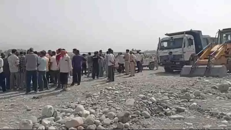 Paonta Sahib में स्टोन क्रशर को लेकर हंगामा, विरोध प्रदर्शन Paonta Sahib में स्टोन क्रशर को लेकर हंगामा, विरोध प्रदर्शन