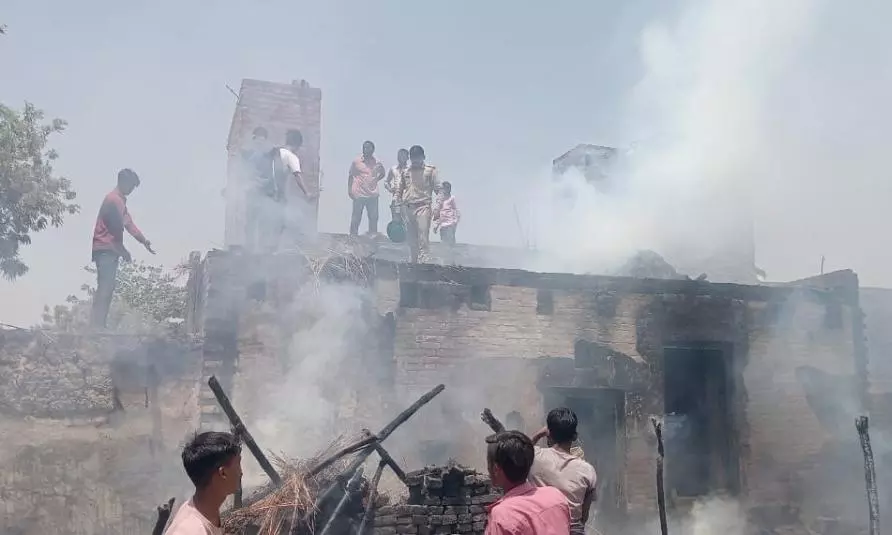Lakhimpur Kheri: आग का तांडव, छह घर जलकर खाक, लोगों में अफरा-तफरी Lakhimpur Kheri: आग का तांडव, छह घर जलकर खाक, लोगों में अफरा-तफरी