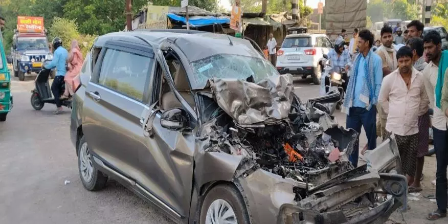 Lucknow: हाइवे हादसे में कार ट्रैक्टर-ट्रॉली से टकराई, पिता-पुत्र की मौत Lucknow: हाइवे हादसे में कार ट्रैक्टर-ट्रॉली से टकराई, पिता-पुत्र की मौत