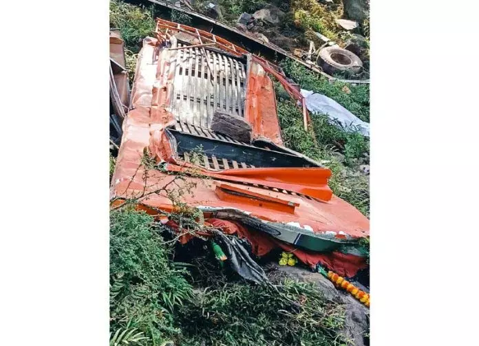 Jammu: बस के खाई में गिरने से चालक समेत दो की मौत Jammu: बस के खाई में गिरने से चालक समेत दो की मौत