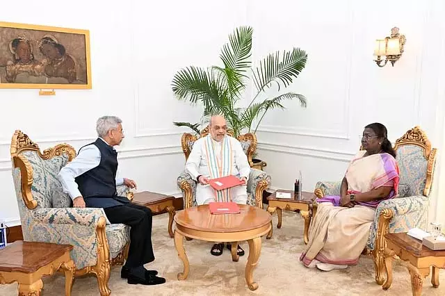अमित शाह, जयशंकर ने राष्ट्रपति से की मुलाकात अमित शाह, जयशंकर ने राष्ट्रपति से की मुलाकात