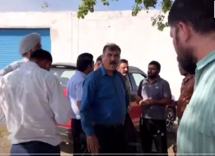 Jammu: पटवारी फर्द के लिए 50 हजार रुपए रिश्वत लेते पकड़ा गया Jammu: पटवारी फर्द के लिए 50 हजार रुपए रिश्वत लेते पकड़ा गया