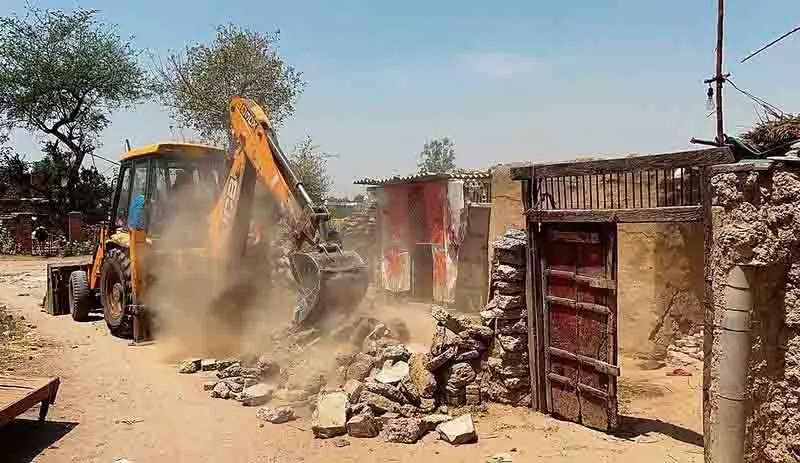 Jalandhar: ड्रग तस्कर के अवैध ढांचों को ध्वस्त किया Jalandhar: ड्रग तस्कर के अवैध ढांचों को ध्वस्त किया