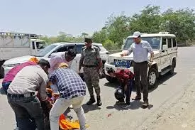 Palamu: डीटीओ ने सड़क दुर्घटना में घायल महिला को पहुंचाया अस्पताल Palamu: डीटीओ ने सड़क दुर्घटना में घायल महिला को पहुंचाया अस्पताल