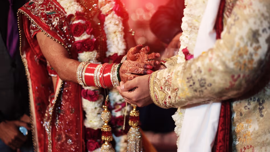 Tripura में एक व्यक्ति ने 8 साल के प्रेम संबंध के बाद अपनी पत्नी की शादी अपने प्रेमी से करा दी Tripura में एक व्यक्ति ने 8 साल के प्रेम संबंध के बाद अपनी पत्नी की शादी अपने प्रेमी से करा दी